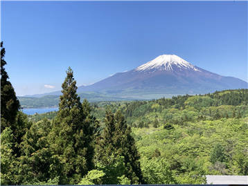 LDKからバルコニー方向に望む富士山