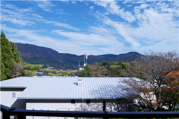 バルコニー正面に広がる箱根外輪山の眺望を撮影