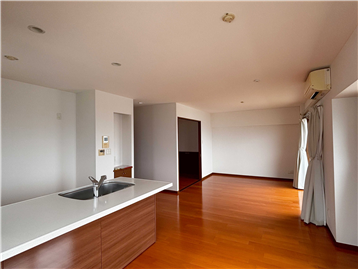 LDK／キッチン側から洋室3方向を撮影