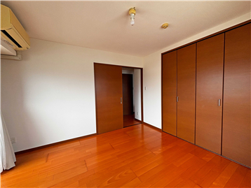 洋室1にはクローゼットがあり収納豊富です