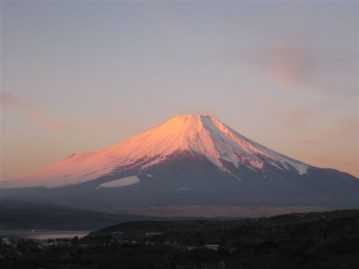 ウッドデッキから望む富士山（西方向を撮影／冬季）