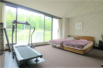 洋室（約13畳／バルコニー方向を撮影）