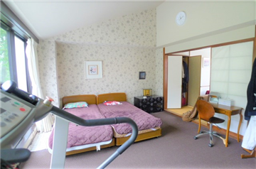 洋室（約13畳／和室方向を撮影）