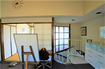 洋室と螺旋階段の境には扉がなく開放的な造りです。