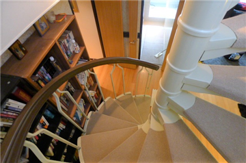 螺旋階段／洋室よりLDK方向を撮影