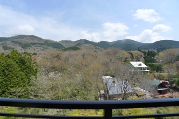 バルコニー正面（北東方向）に広がる箱根外輪山の眺望