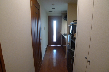 玄関側から撮影した廊下（左扉は物入です）