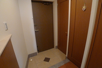 玄関（正面ドア）、右扉はシューズインクロークです