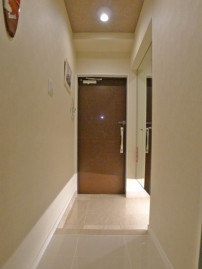廊下から玄関を撮影