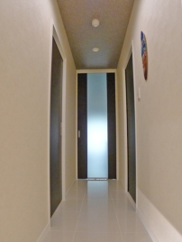 玄関から廊下（LDK方向を撮影）