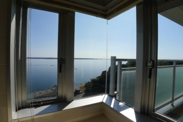 浴室窓越しに見る浜名湖の眺め