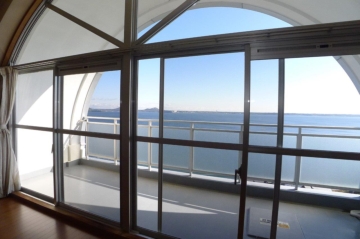 洋室２の窓越しに見る浜名湖の眺め