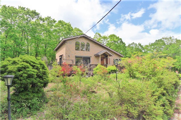 敷地内南側より建物方向