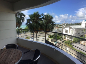 バルコニーに設置されたテーブルセット越しの眺望