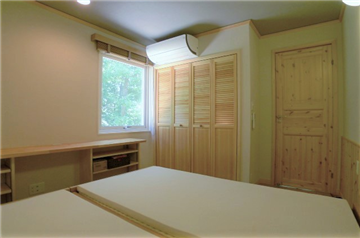 洋室を北西側角より