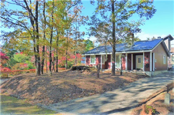 接面道路の南東側より敷地内建物方向