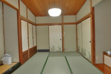 和室２は押入が２箇所と地袋が備わっています