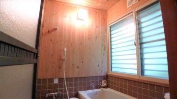 板壁で温かみのある浴室