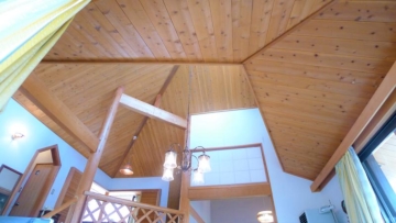 木板仕様のリビング天井
