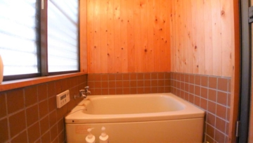 杉板を配した浴室