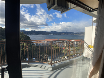 リビング窓越しに見る猪鼻湖の眺め