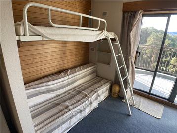 LDKにある上段折タタミ式ソファベッド