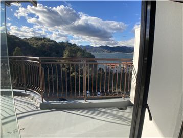 浴室窓越しに見る猪鼻湖の眺め