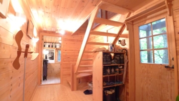 木材を基調とした玄関／洋室２より撮影