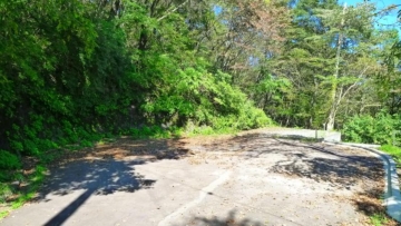道路から見た敷地（南西側から撮影）