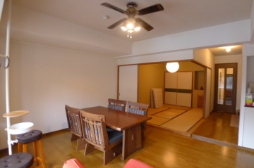 リビングダイニングから和室方向を撮影