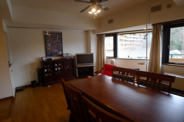 リビングダイニング（約１１．１畳）／和室側より撮影