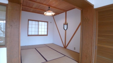 天井に木材を装飾した約６畳の和室