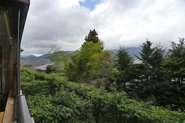 バルコニーから北方向に広がる箱根外輪山の眺望
