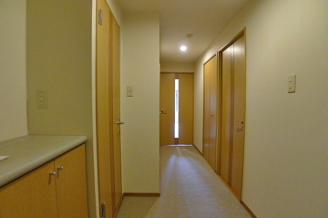 廊下を撮影／右側奥の扉は物入、手前は洋室入口です