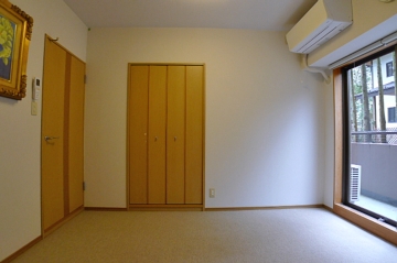洋室、正面扉はクロゼット、左ドアは居室出入口です