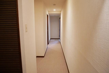 廊下と廊下に備わる洋服入／和室２入口からＬＤ入口方向を撮影