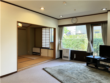 キッチンからリビング・和室方向撮影