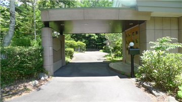 建物に車を横付けできます。