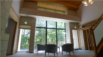 景色を楽しめる１階ロビー（南東方向を撮影）