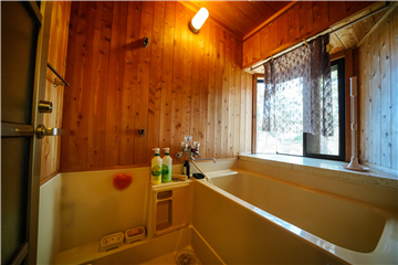浴室　壁は檜で出窓付