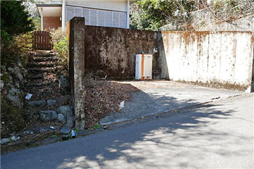 敷地への階段と駐車スペース／前面道路から撮影（古家付土地）