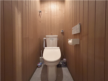 板張り壁のトイレ