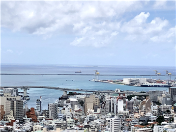 北西側眺望は那覇新港を望めます。