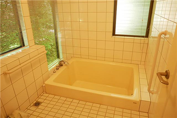 敷地内の景観を眺めながらリフレッシュできる浴室