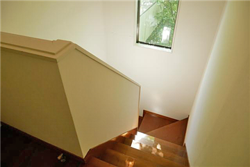 高窓から自然光が入る階段／２階ホールから撮影