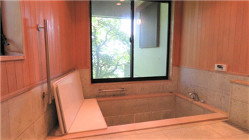 檜、伊豆石使用の浴室