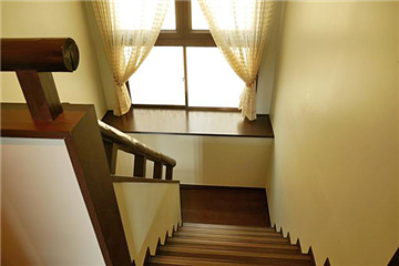 ２階から撮影した出窓のある階段