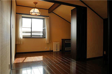 洋室４（２階南西側）／南向きの出窓で明るい室内