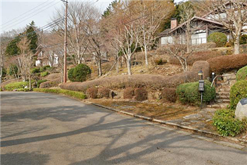 物件のある萩山は東急箱根明神平別荘地内で22区画の限定街区