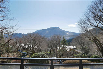１階バルコニーから望む箱根外輪山と小涌谷／南西方向を撮影